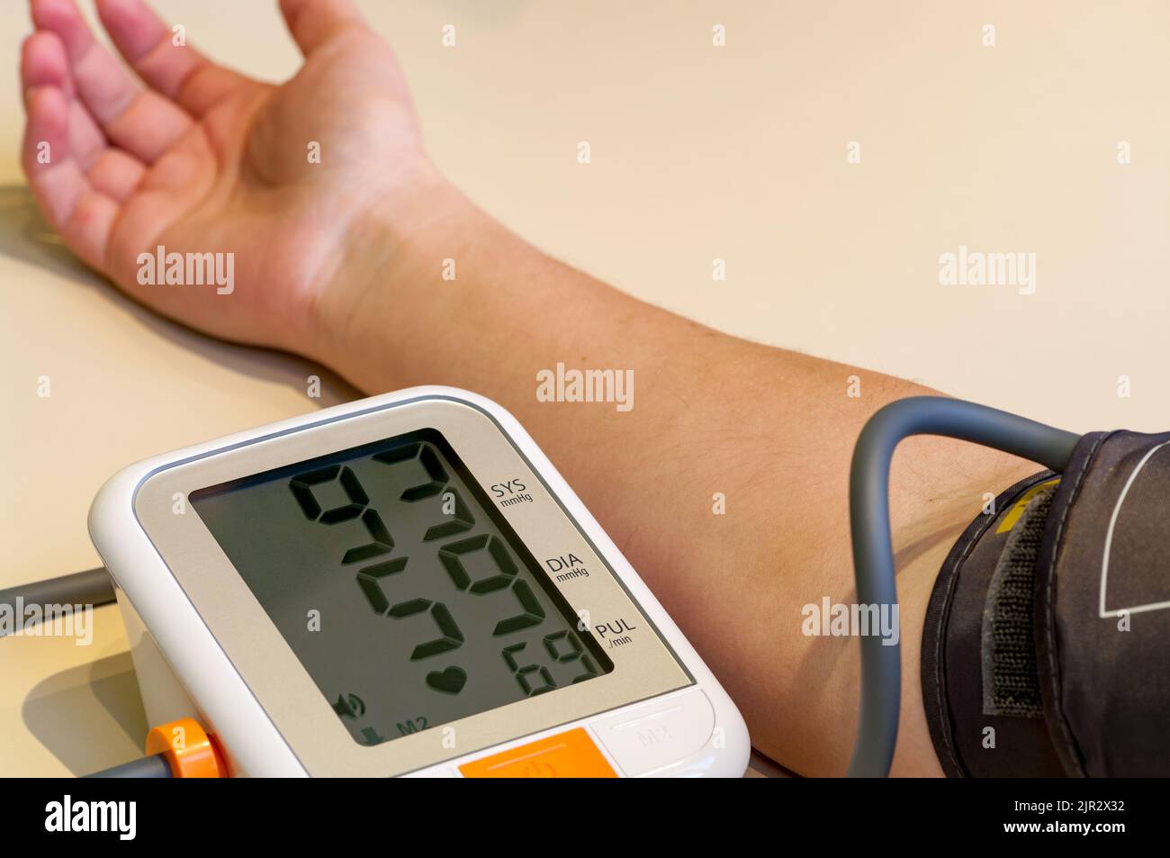 Blutdruckmessung in Nahaufnahme, Druck zu niedrig. Stockfoto