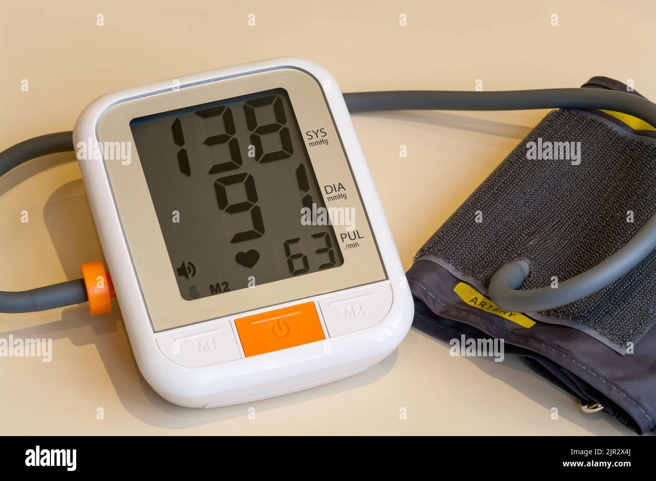 Automatischer digitaler Blutdruckmonitor mit Manschette. Stockfoto
