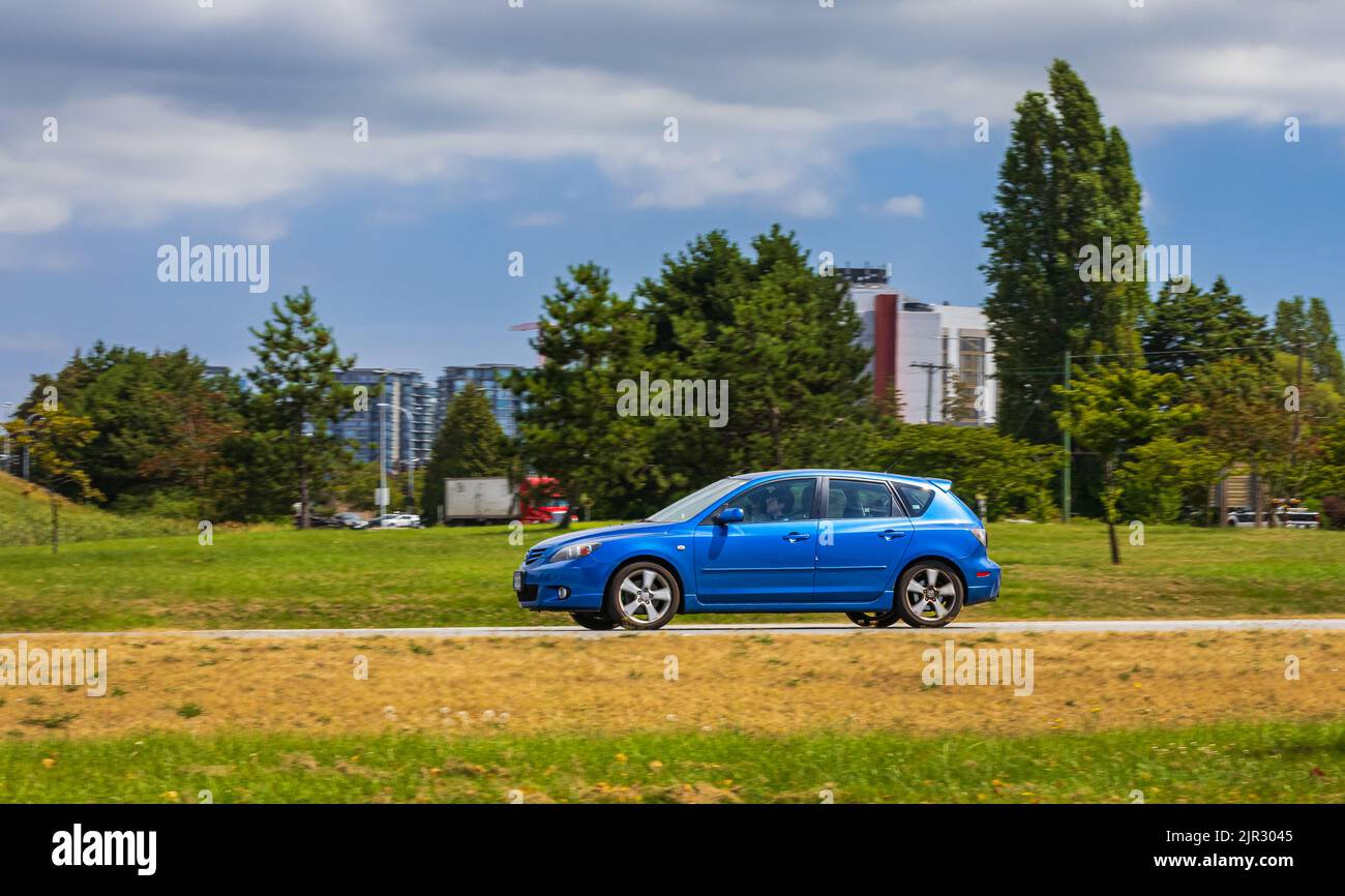 Autos auf der Autobahn mit unscharfen Bewegungen. Verwischen Sie Zeitlupenfotos mit langer Belichtung. Selektiver Fokus-August 2,2022-Vancouver BC Kanada Stockfoto