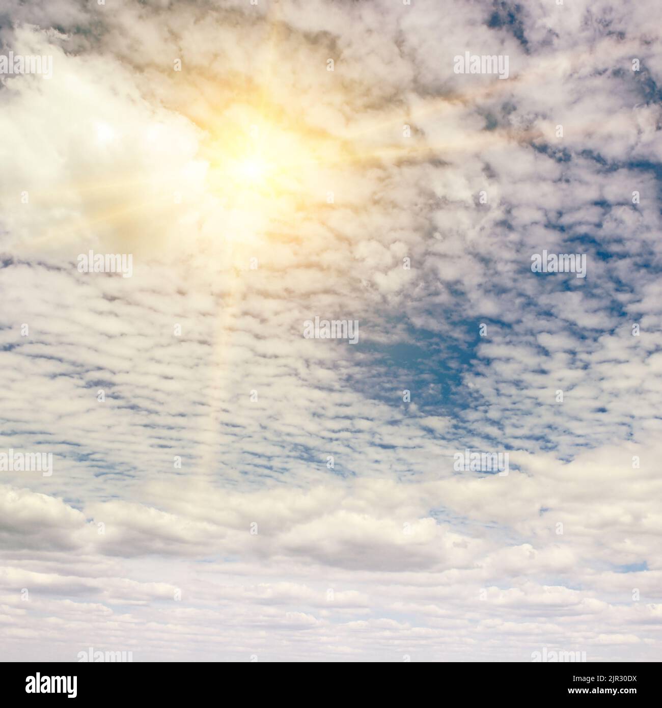 Helle Sonne am blauen Himmel mit Zirruswolken. Stockfoto
