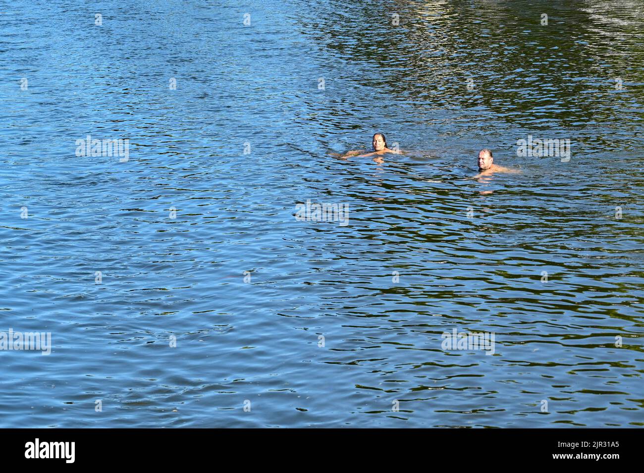 Utrecht, Niederlande - 2022. August: Zwei Menschen schwimmen in einem der Kanäle der Stadt. Stockfoto