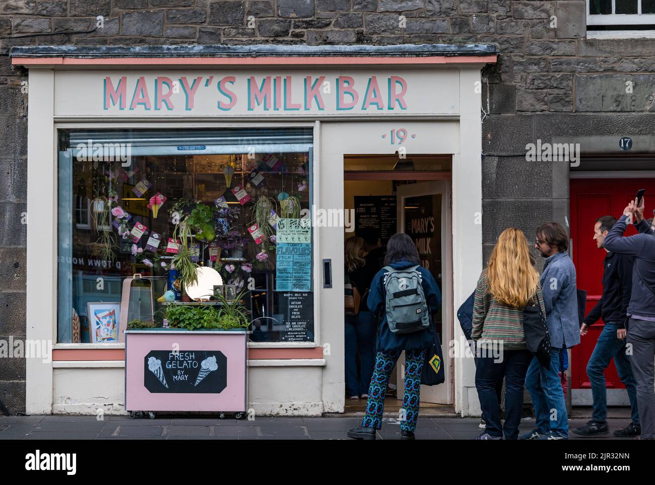 Menschen, die in der Schlange stehen und auf Eis warten, Mary's Milk Bar, Eisdiele zum Mitnehmen, Grassmarket, Edinburgh, Schottland, Großbritannien Stockfoto