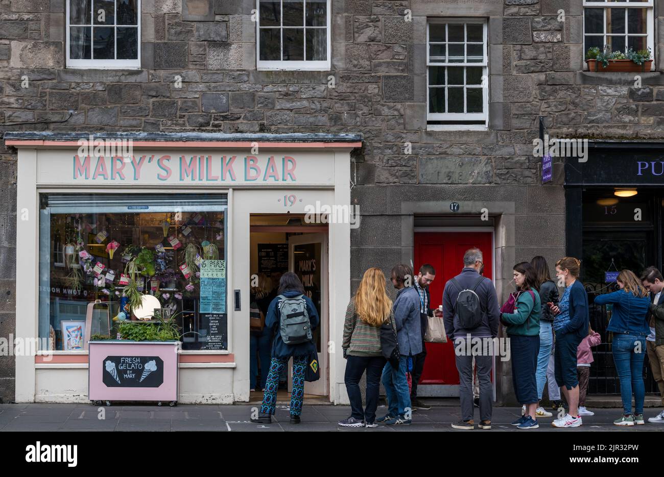 Menschen, die in der Schlange stehen und auf Eis warten, Mary's Milk Bar, Eisdiele zum Mitnehmen, Grassmarket, Edinburgh, Schottland, Großbritannien Stockfoto