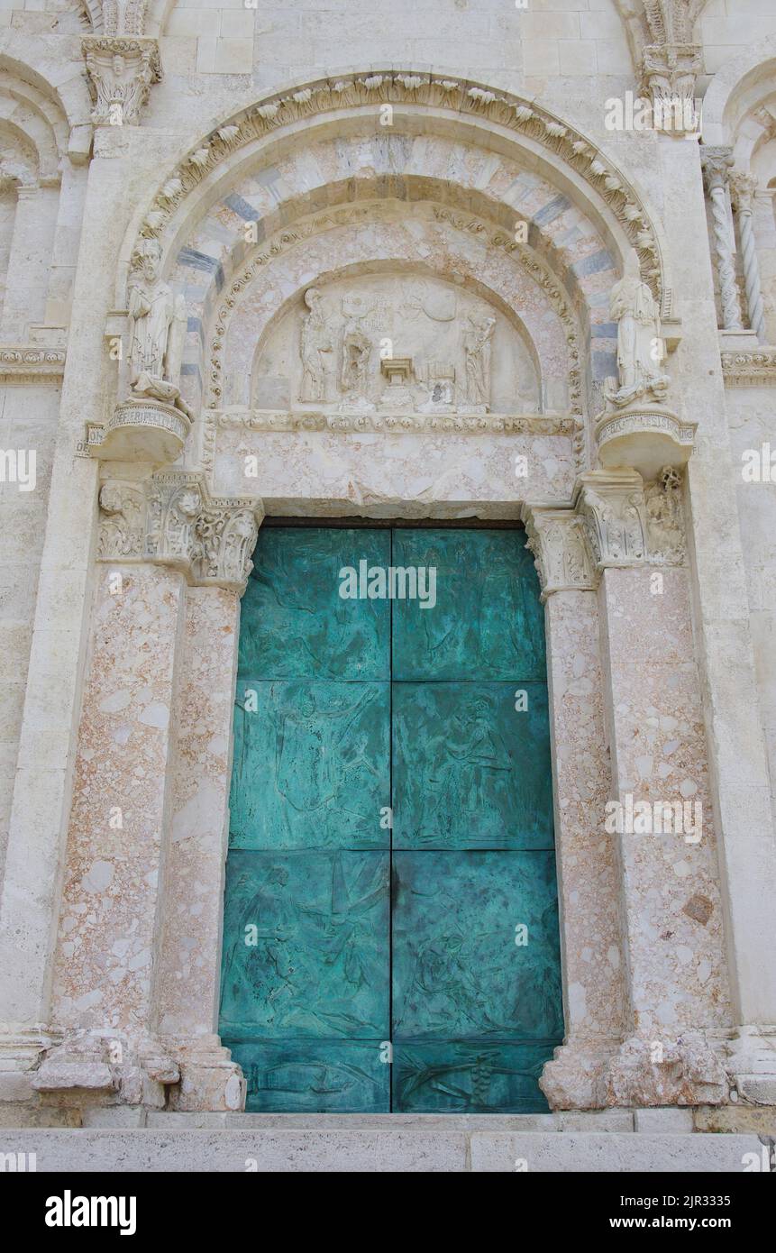Das kostbare Bronzeportal der Kathedrale von Termoli befindet sich im alten Dorf und ist ein Symbol der Küstenstadt Stockfoto