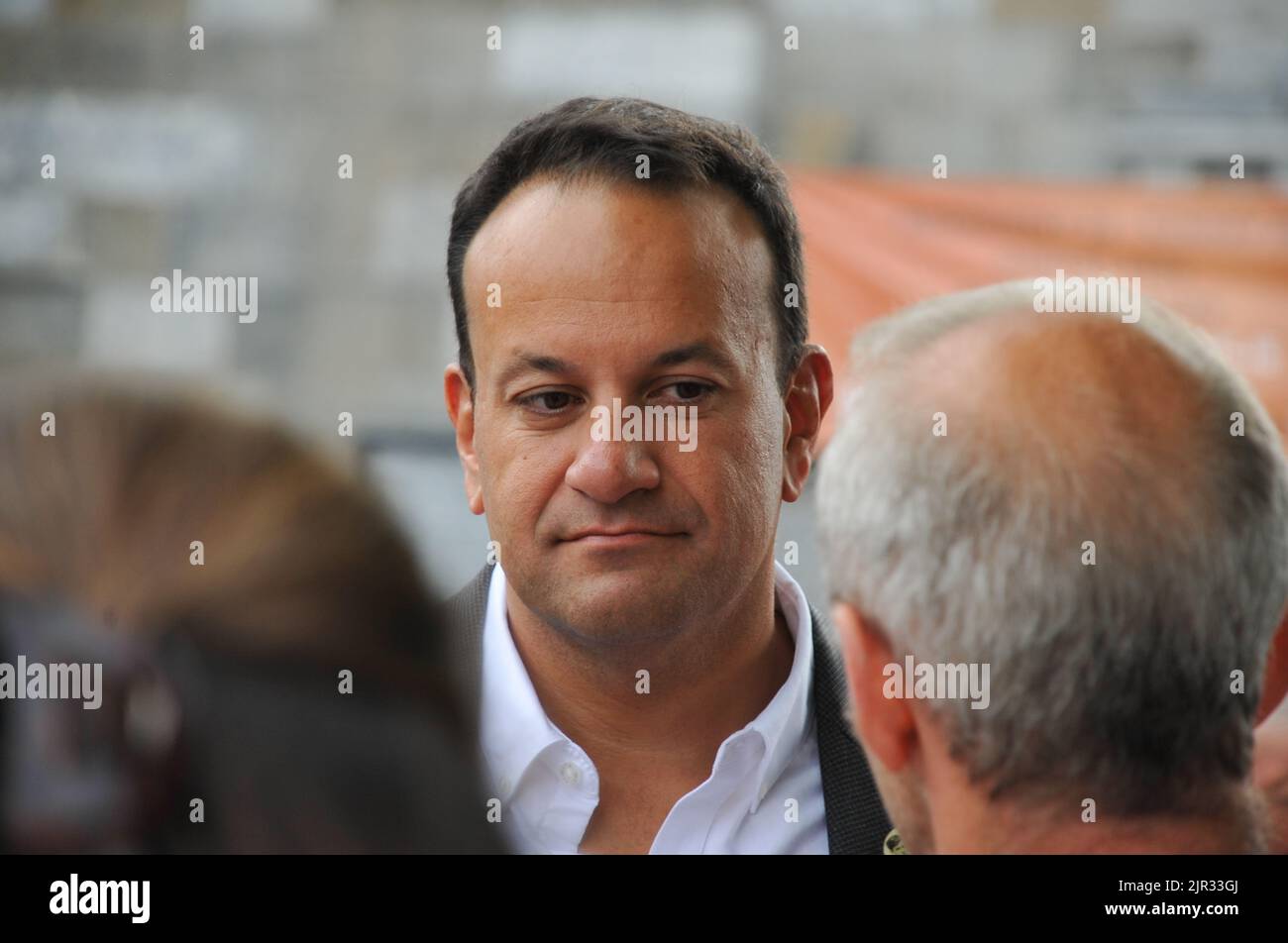 Leo Varadkar reiste heute Morgen nach Bantry, um sich mit den Einheimischen von Bantry zu treffen. Stockfoto