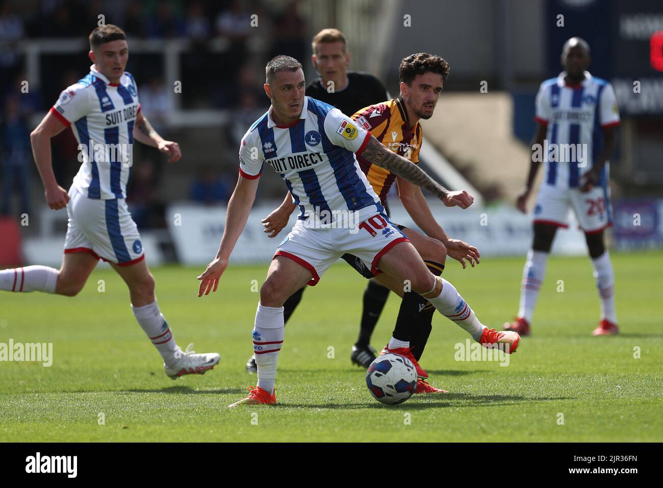 Callum Cooke von Hartlepool United in Aktion mit Alex Gilliead von Bradford City während des Sky Bet League 2-Spiels zwischen Hartlepool United und Bradford City im Victoria Park, Hartlepool, am Samstag, 20.. August 2022. (Kredit: Mark Fletcher | MI News) Kredit: MI Nachrichten & Sport /Alamy Live News Stockfoto