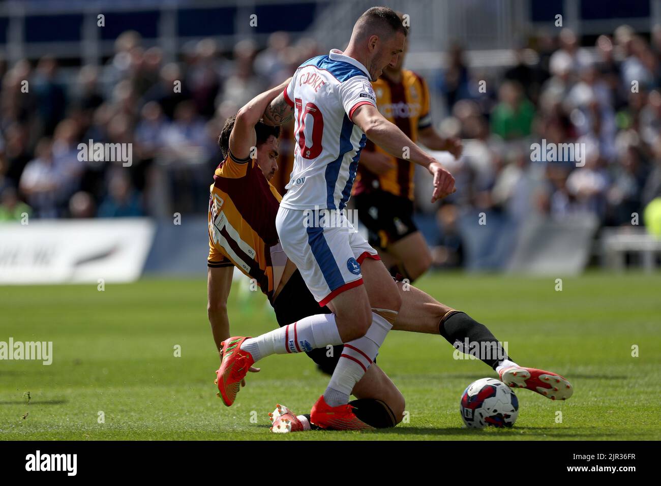 Callum Cooke von Hartlepool United in Aktion mit Alex Gilliead von Bradford City während des Sky Bet League 2-Spiels zwischen Hartlepool United und Bradford City im Victoria Park, Hartlepool, am Samstag, 20.. August 2022. (Kredit: Mark Fletcher | MI News) Kredit: MI Nachrichten & Sport /Alamy Live News Stockfoto