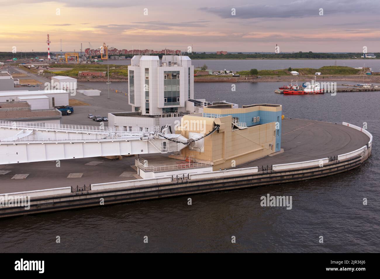 Nördlicher Rand des Schiffahrt Pass S-1 des Sankt Petersburger Staudamms, der Sankt Petersburger Hochwasserschutzanlage Komplex wurde 2011 fertiggestellt Stockfoto