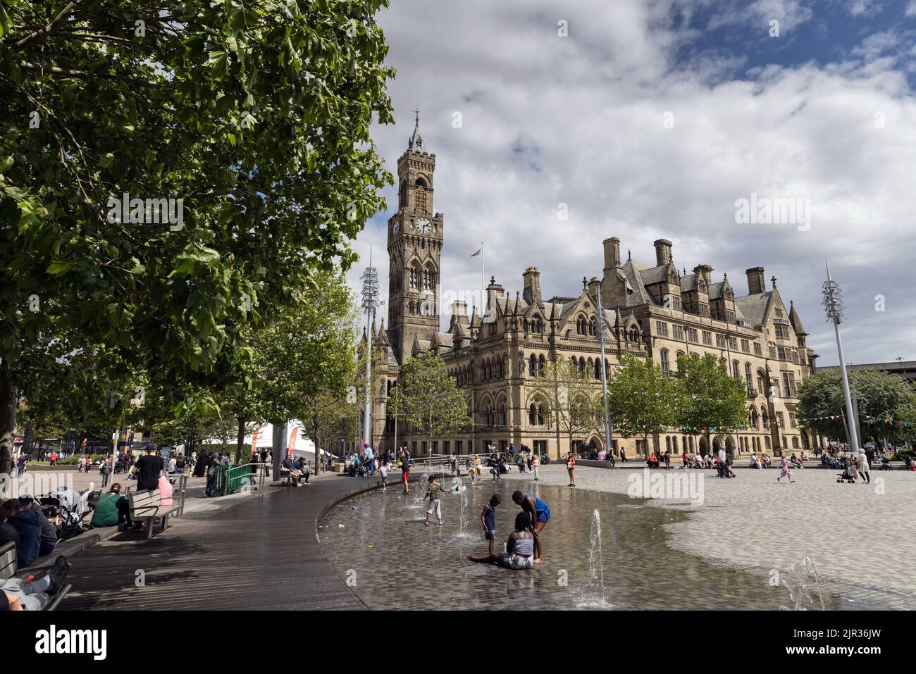 Bradford Stadtzentrum, mit dem Spiegelpool und dem Rathaus Stockfoto