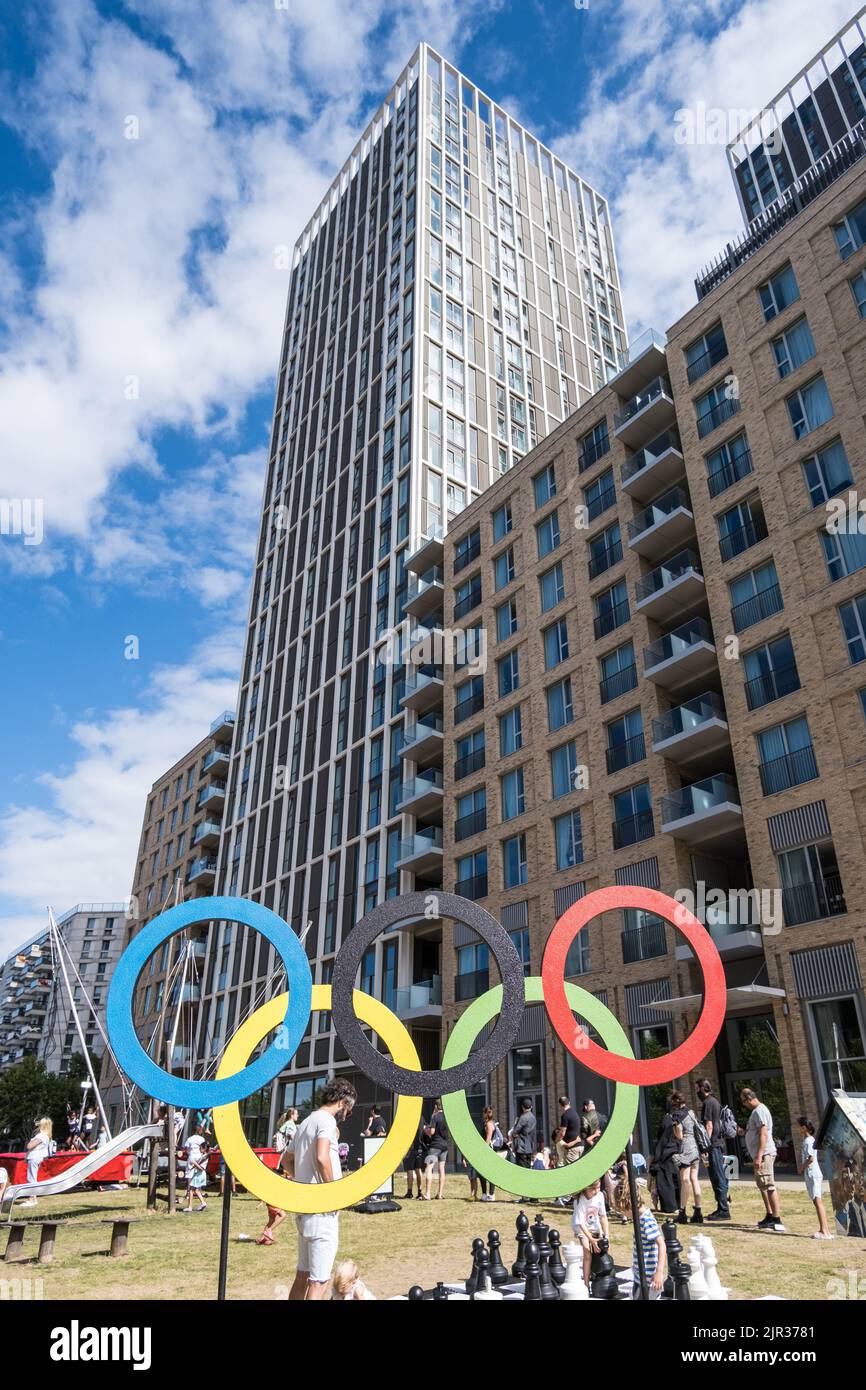 Olympische Ringe vor Laurel Point im East Village, während der Sommerfeier E20, die 10 Jahre seit den Olympischen Spielen 2012 feiert, Newham, London, 2022. Stockfoto