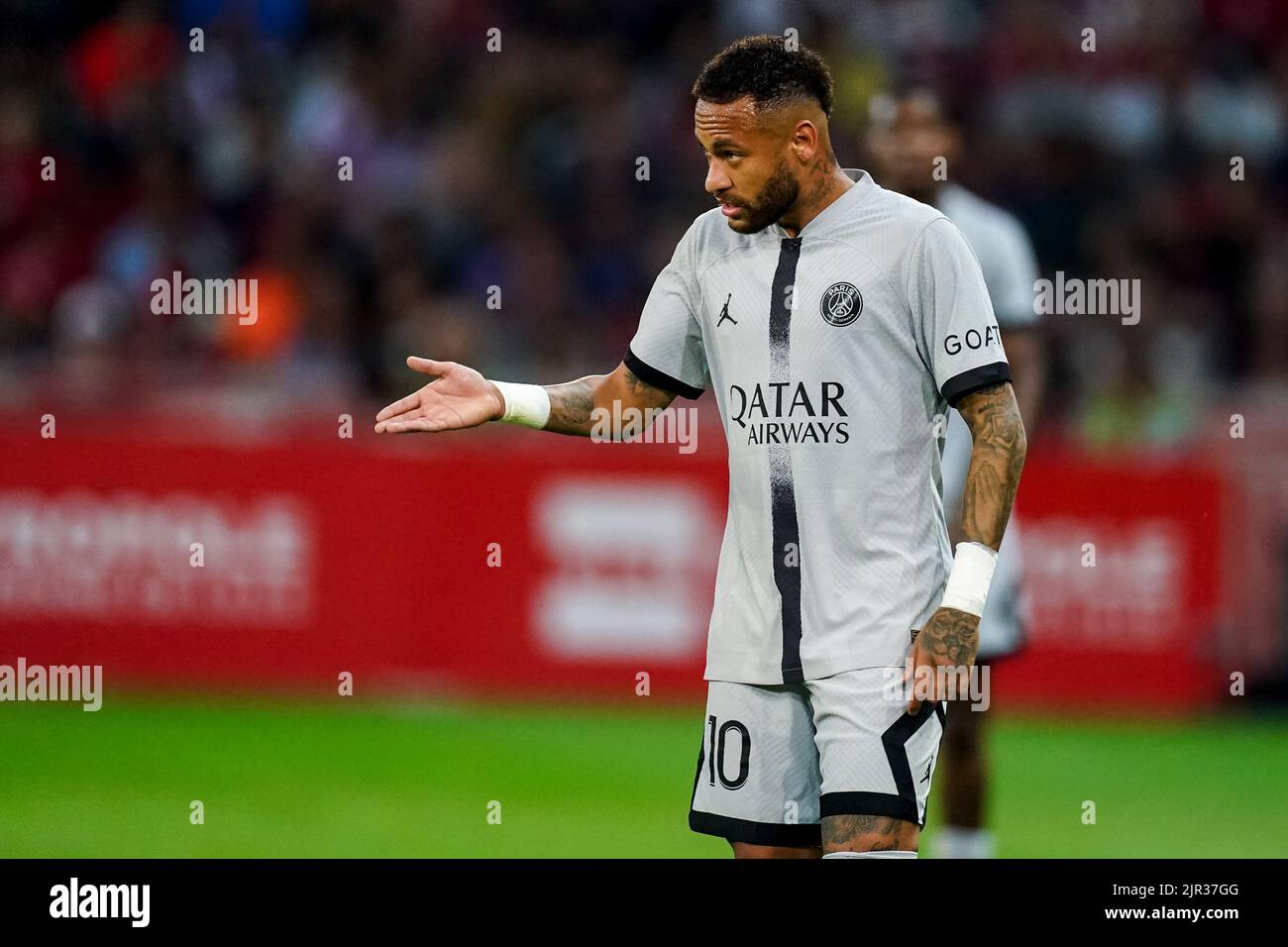 LILLE, FRANKREICH - 21. AUGUST: Neymar von Paris Saint-Germain während der Ligue 1 isst Uber ein Spiel zwischen Lille OSC und Paris Saint-Germain im Stade Pierre-Mauroy am 21. August 2022 in Lille, Frankreich (Foto: Joris Verwijst/Orange Picches) Stockfoto