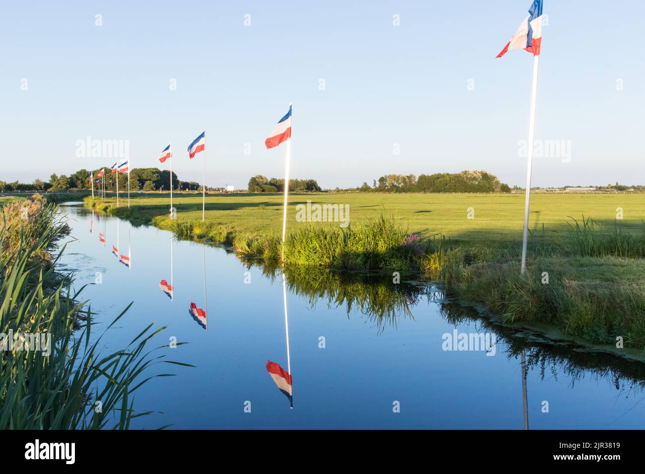 Die niederländische Nationalflagge steht auf dem Kopf in Ackerland als Symbol für den Protest der Bauern gegen die Regierung Stockfoto