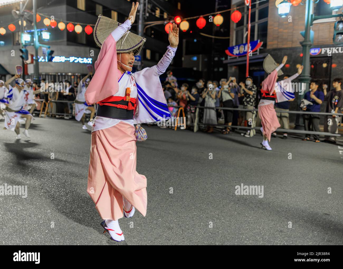 Tokushima, Japan - 12. August 2022: Frau im rosa Kimono tritt beim japanischen Straßenfest auf Stockfoto