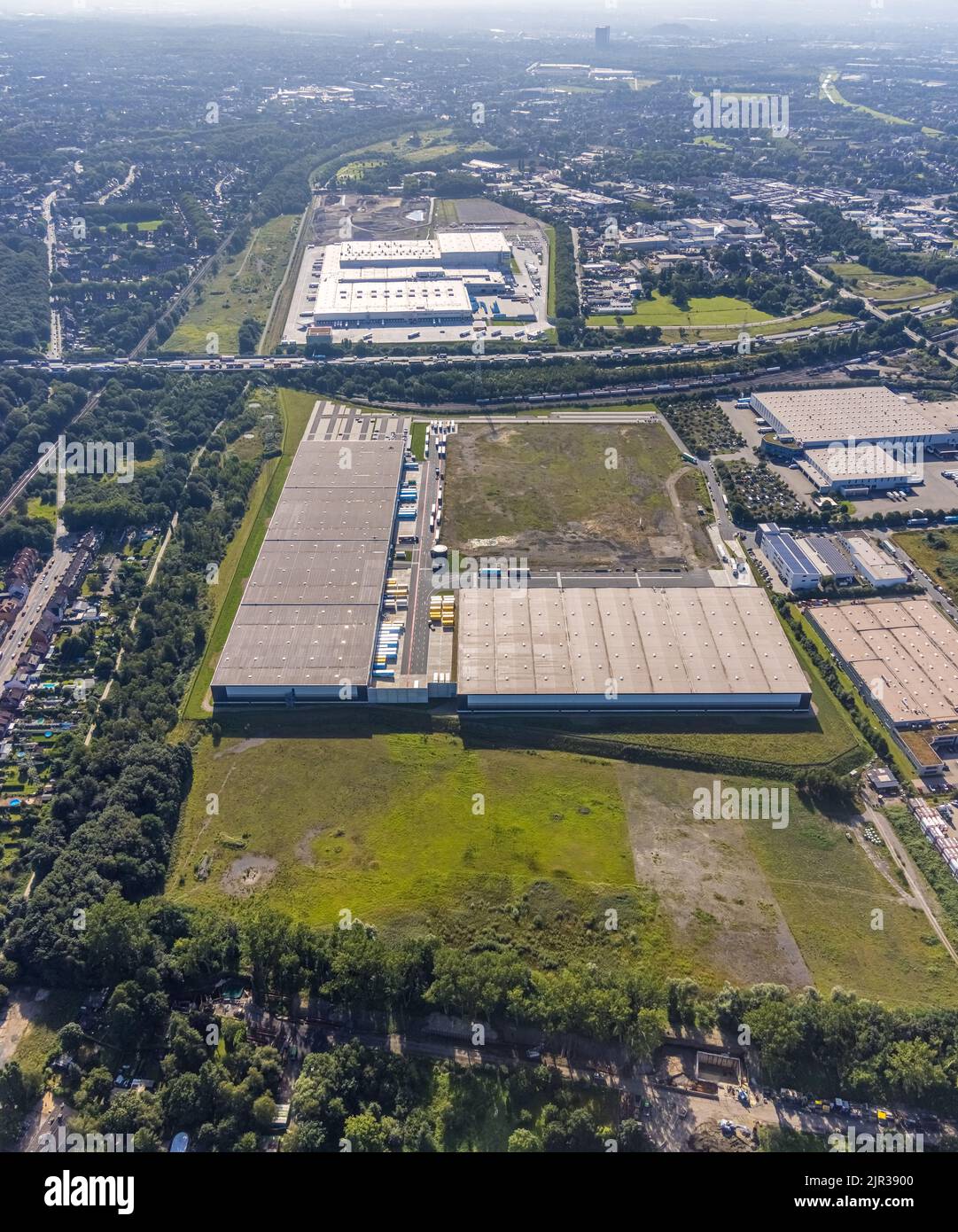 Luftaufnahme, SEGRO Logistics Park Oberhausen, Edeka Zentrallager Oberhausen und Sterkrade kollidieren mit historischem Windturm im Backgroun Stockfoto