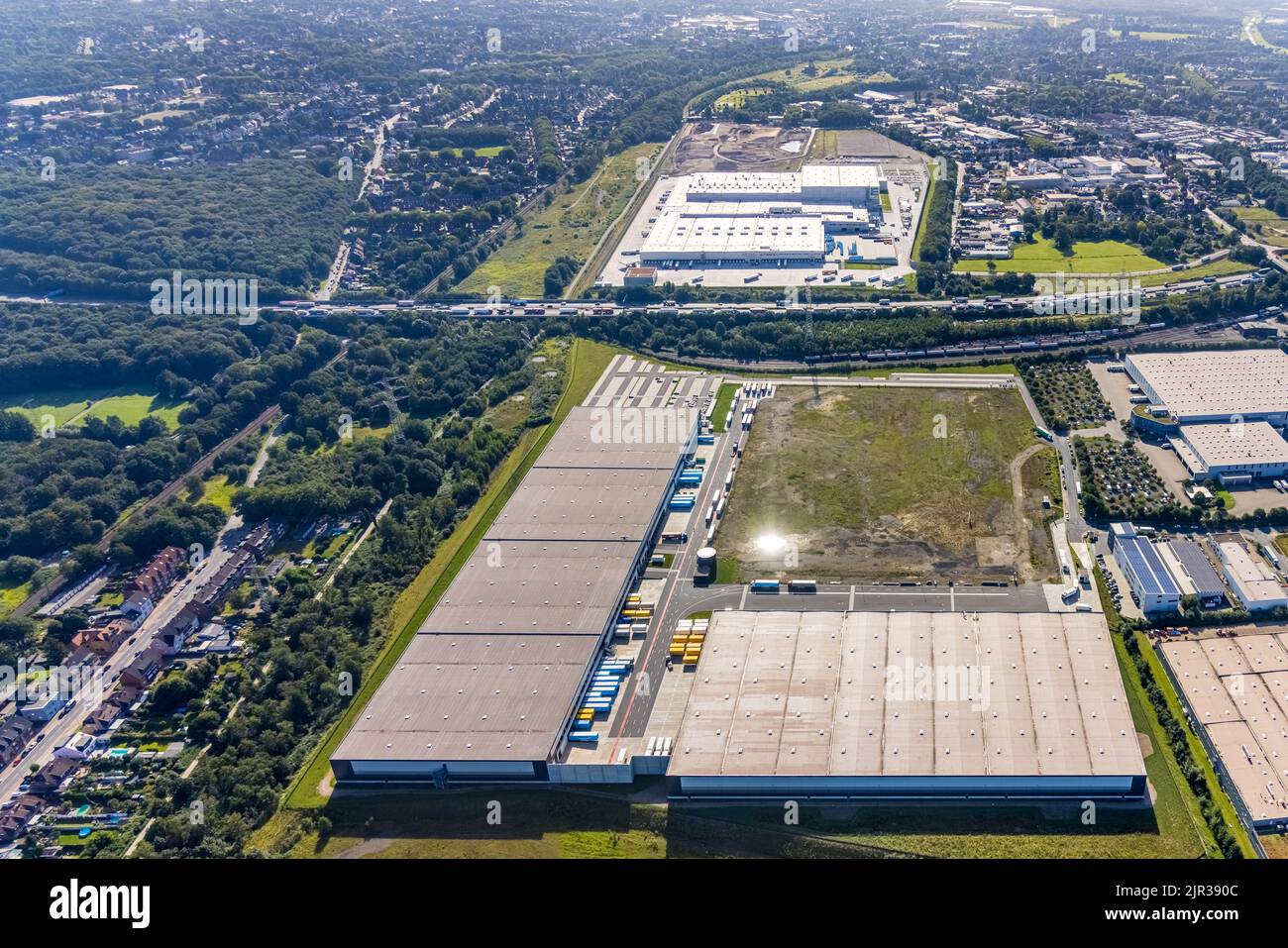 Luftaufnahme, SEGRO Logistics Park Oberhausen, Edeka Zentrallager Oberhausen und Sterkrade kollidieren mit historischem Windturm im Backgroun Stockfoto