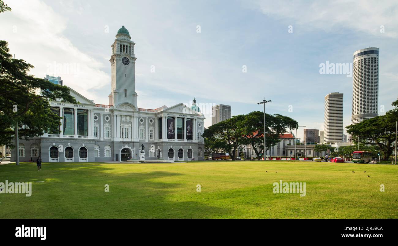 SINGAPUR, 11. MAI 2017: Das Victoria Theatre and Concert Hall ist ein Zentrum für darstellende Kunst im Empress Palace im Zentralbezirk von Singapur. Stockfoto