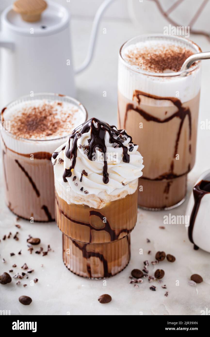 Mokka Latte und Eisfrappe, erfrischende und süße Kaffeegetränke Stockfoto
