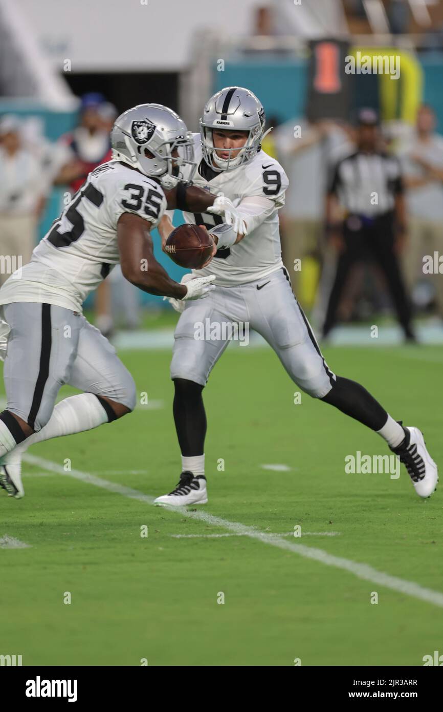 Miami. FL USA; der Quarterback der Las Vegas Raiders Nick Mullens (9) gibt den Ball ab, um Zamir White (35) während eines NFL-Vorsaison-Spiels gegen ANAins zurückzulaufen Stockfoto