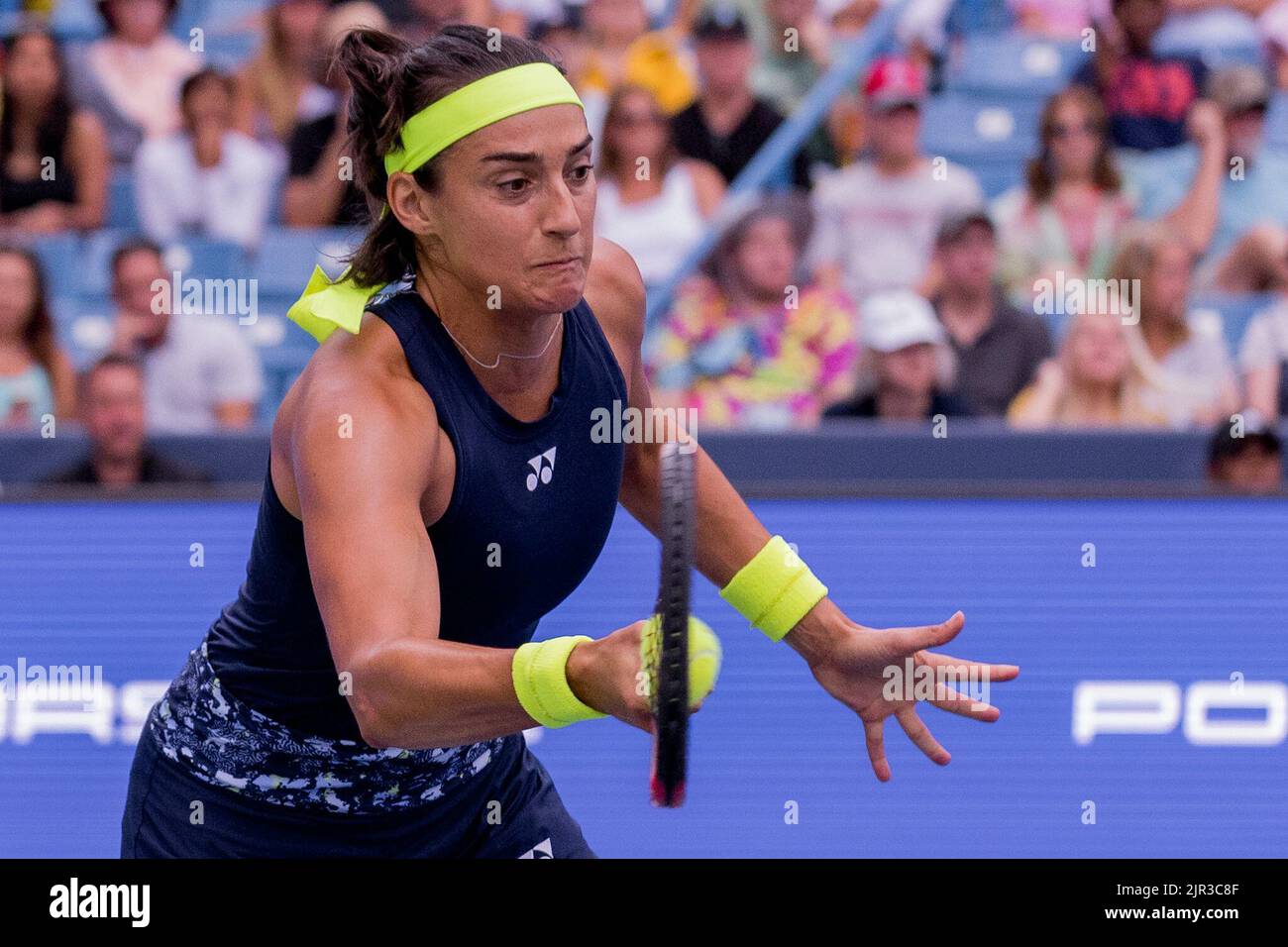 Mason, Ohio, USA. 21. August 2022. Caroline Garcia (FRA) trifft einen Vorhand-Schuss während der Meisterschaft der Western und Southern Open im Lindner Family Tennis Center, Mason, Oh. (Bild: © Scott Stuart/ZUMA Press Wire) Stockfoto