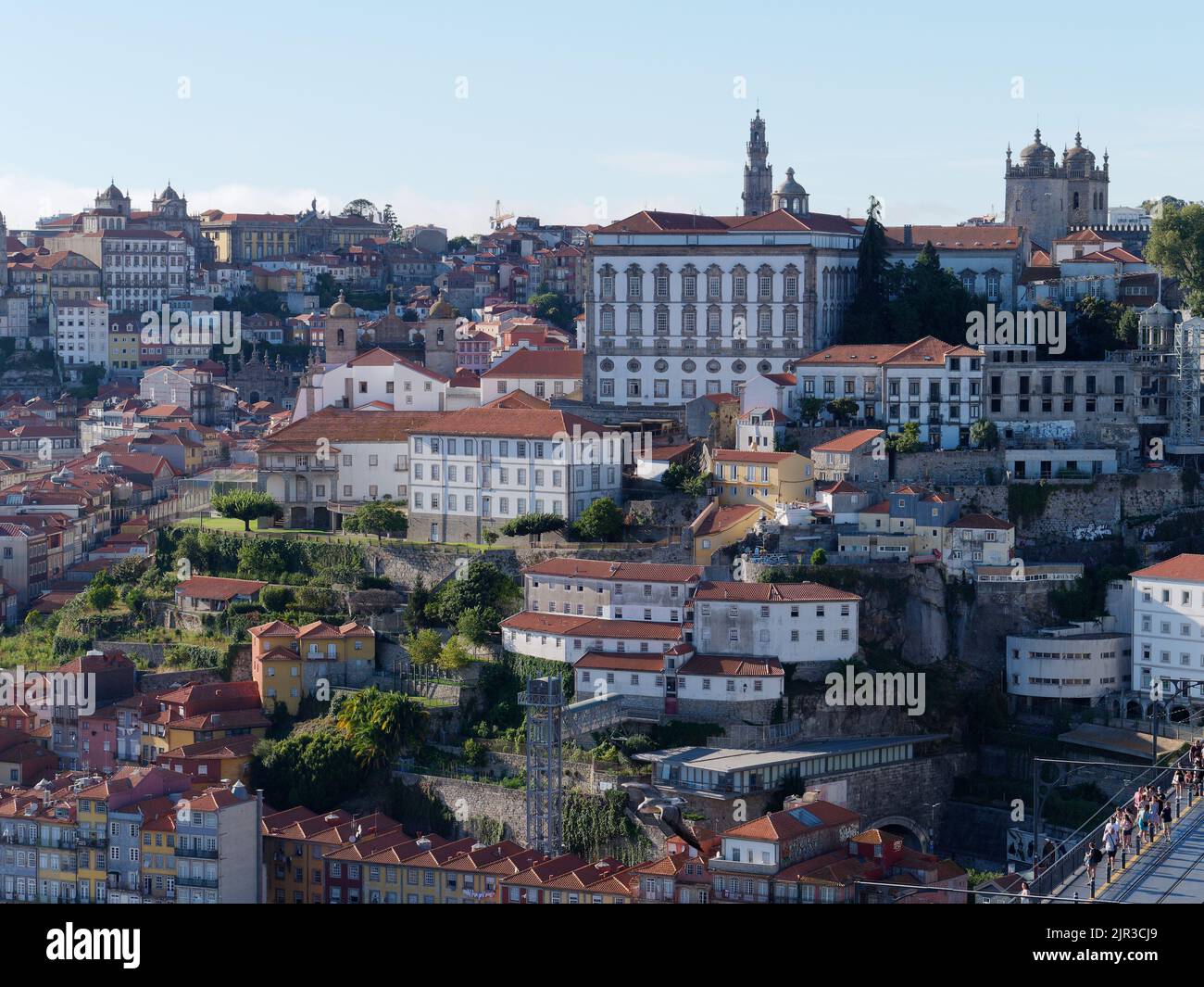 Architektur der Stadt Porto über dem berühmten Ribeira, auch bekannt als Riverside District. Portugal. Die hügelige und terrassenförmige Natur der Stadt ist deutlich zu sehen. Stockfoto