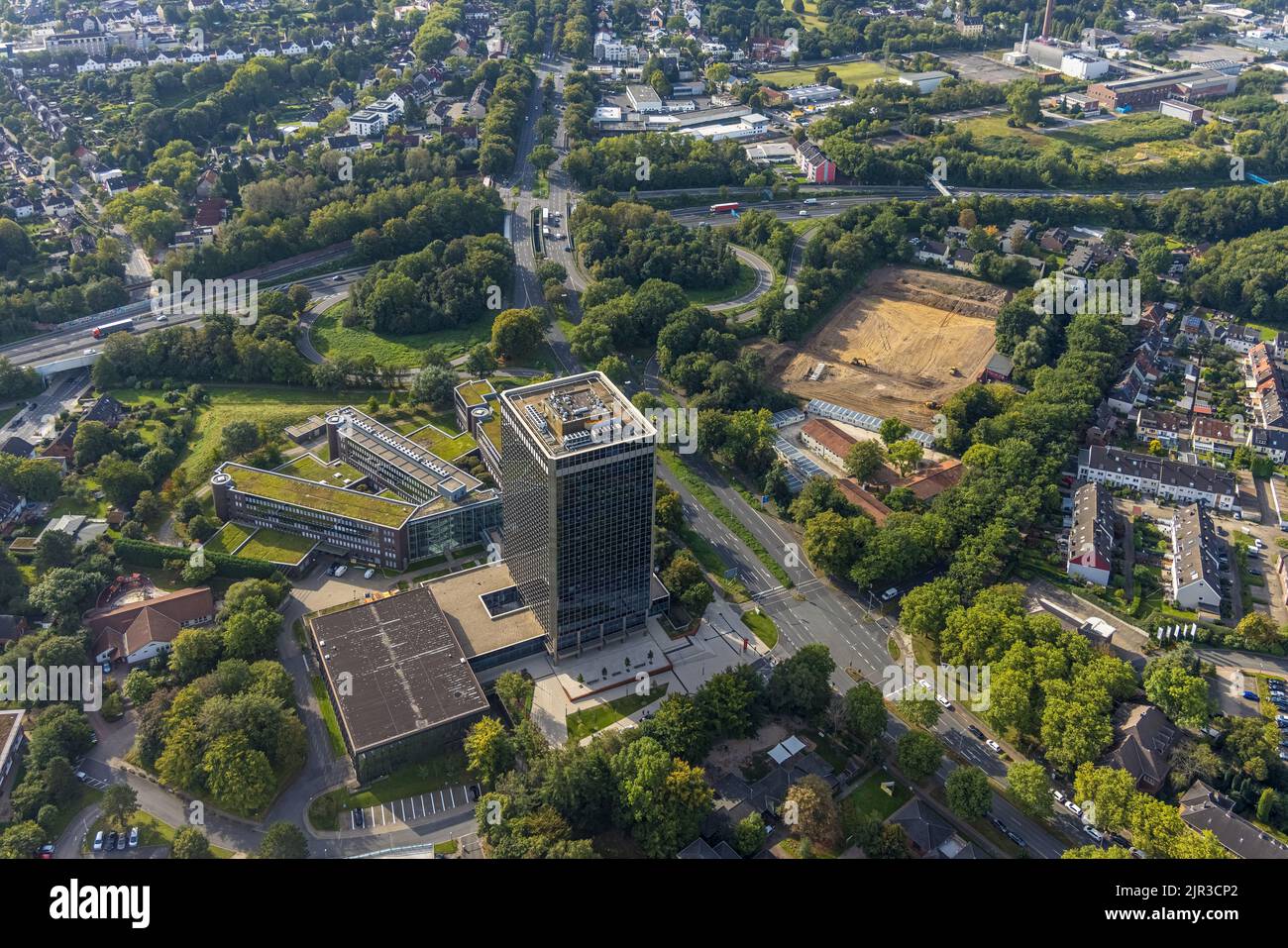 Luftaufnahme, Baustelle Sportplatz Wohlfahrtstraße für neuen Kunstrasen von DJK Teutonia Ehrenfeld sowie Bomin-Haus-Hochhaus-Gebäude Stockfoto