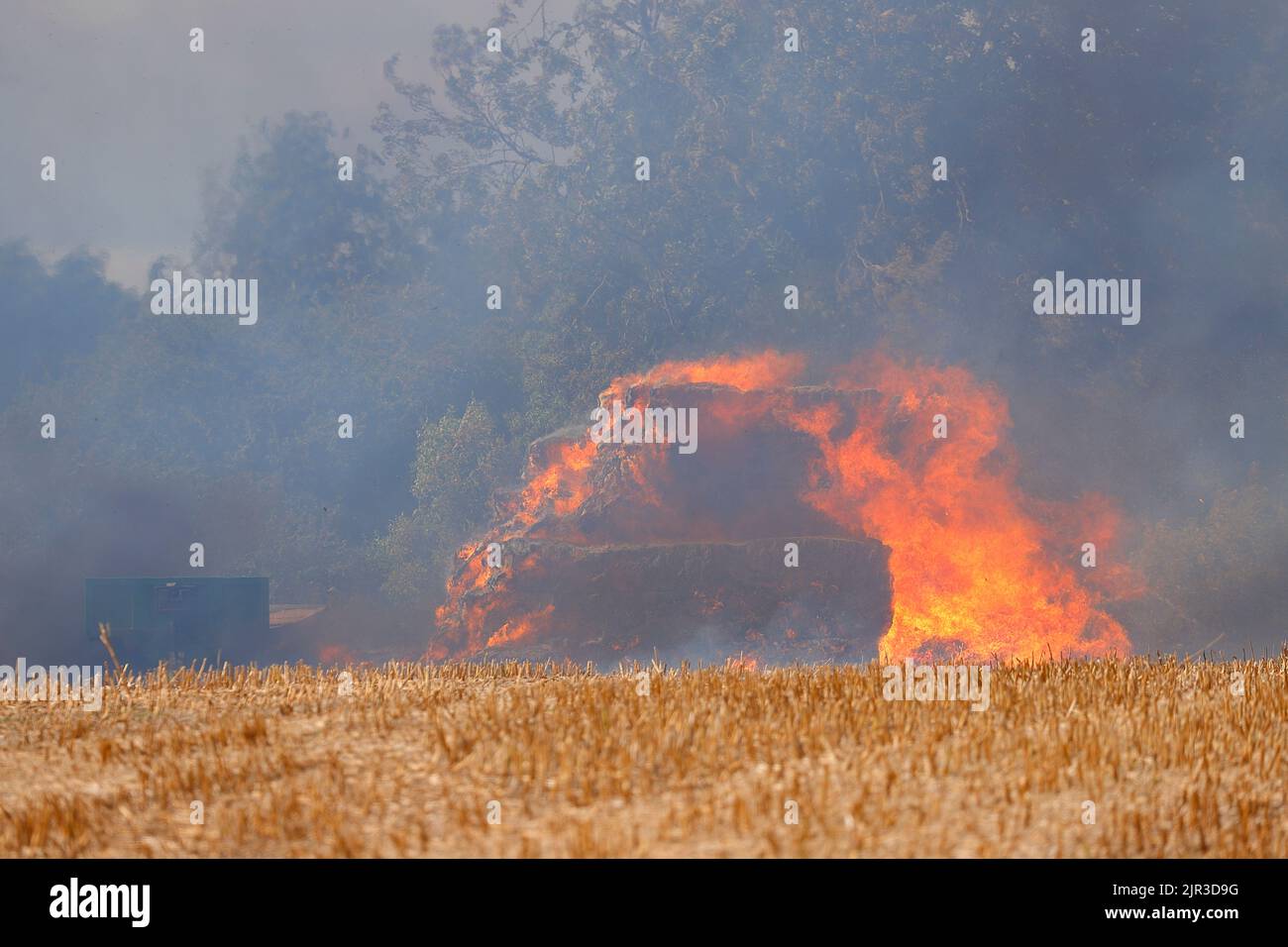 Heuballen brennen auf einer Farm in Little Preston in der Nähe von Leeds, West Yorkshire, Großbritannien Stockfoto