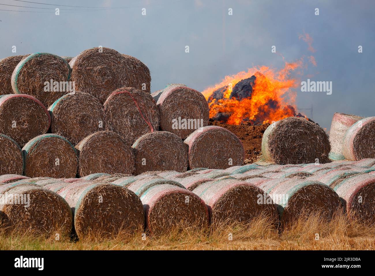 Heuballen brennen auf einer Farm in Little Preston in der Nähe von Leeds, West Yorkshire, Großbritannien Stockfoto
