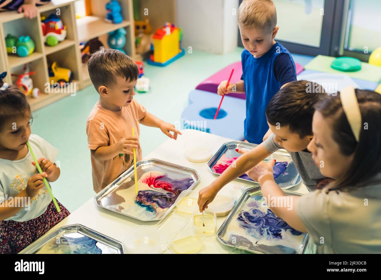 Vorschulkinder, die Spaß haben und im Kindergarten malen, kreative Aktivitäten für Kinder. Hochwertige Fotos Stockfoto