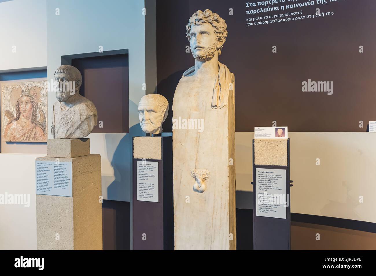 07.13.2022 Thessaloniki, Griechenland. Herm-Statue aus weißem Marmor oder Stein, die in einer Halle des Archäologischen Museums von Thessaloniki steht. Hochwertige Fotos Stockfoto