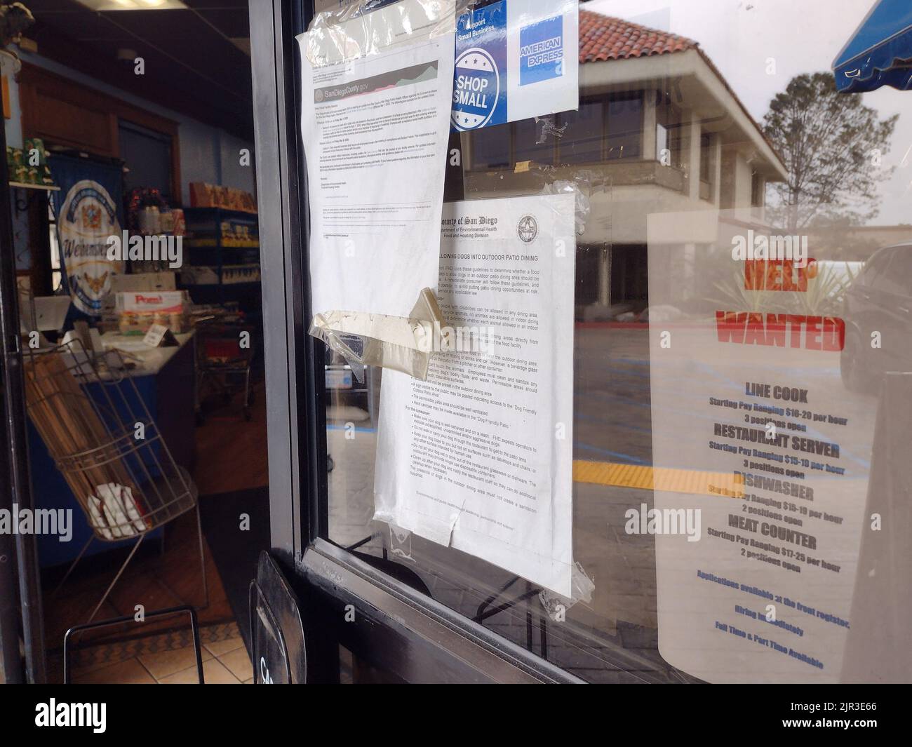 21. August 2022, Carlsbad, CA, Vereinigte Staaten von Amerika: Ein Schild vor Tip Top Meats, einem kleinen Unternehmen, das mitteleuropäisches Fleisch, Lebensmittel und Küche serviert, wirbt am Sonntag, den 21.. August 2022 für Restaurant- und Thekenarbeiter in Carlsbad, Kalifornien. Es gab einen Arbeitskräftemangel in ganz Kalifornien und den Vereinigten Staaten aufgrund einer Vielzahl von Faktoren. Gründe dafür sind eine alternde Bevölkerung, niedrige Löhne, fehlende bezahlbare Wohnungen, sinkende Erwerbsbeteiligung von Frauen und begrenzte Konsumausgaben, die für einige Menschen zu höheren Einsparungen geführt haben und es ihnen ermöglicht haben, weiterhin draußen zu sitzen Stockfoto