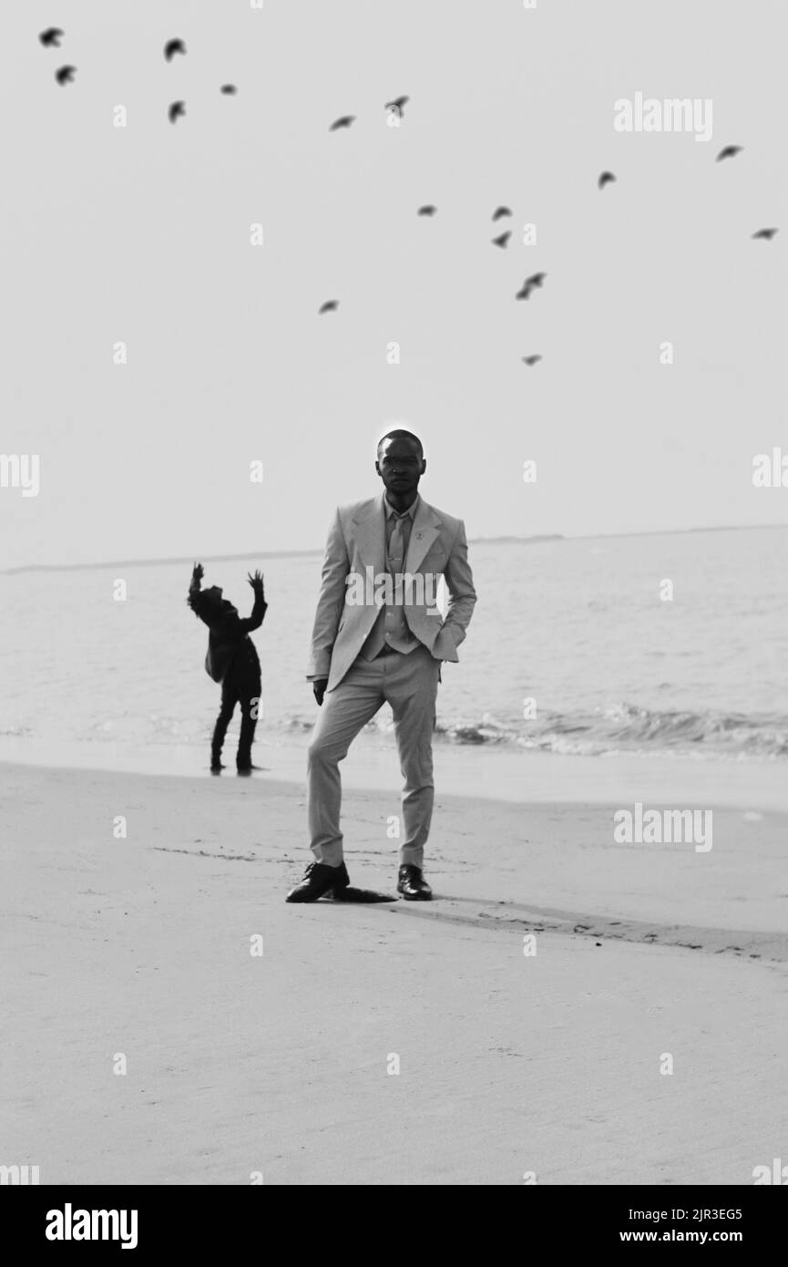 Ein Mann, der die Kamera ansah, ein Mann, der in den Himmel schaute Stockfoto