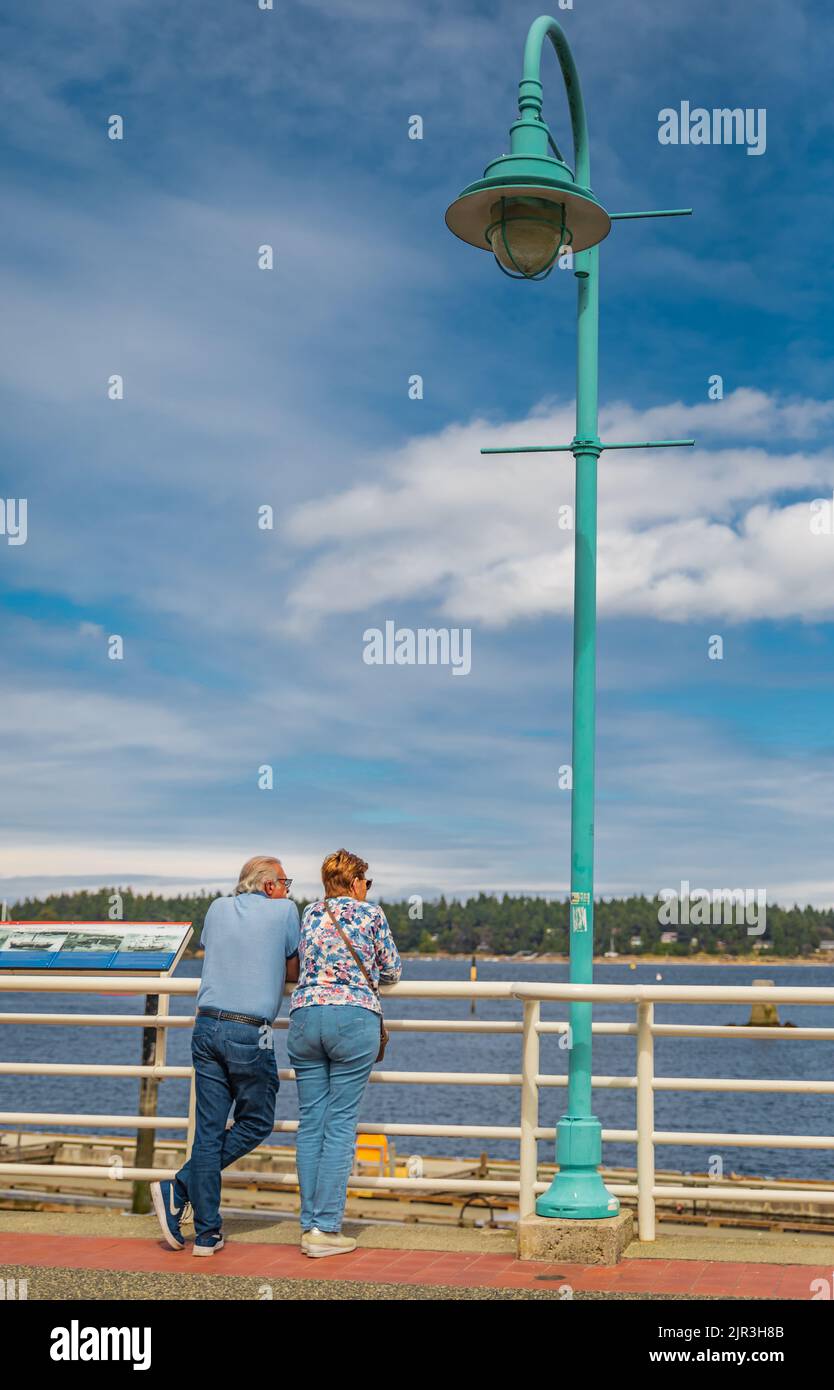 Ein älterer Rentner, der am Meer am Hafen steht. Konzept für aktive ältere Menschen Stockfoto