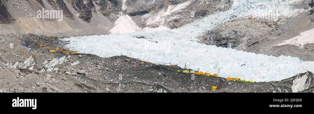 Panoramablick auf das Basislager Mount Everest, Everest, Nuptse, Khumbu-Gletscher, Sagarmatha-Nationalpark, Nepal Stockfoto