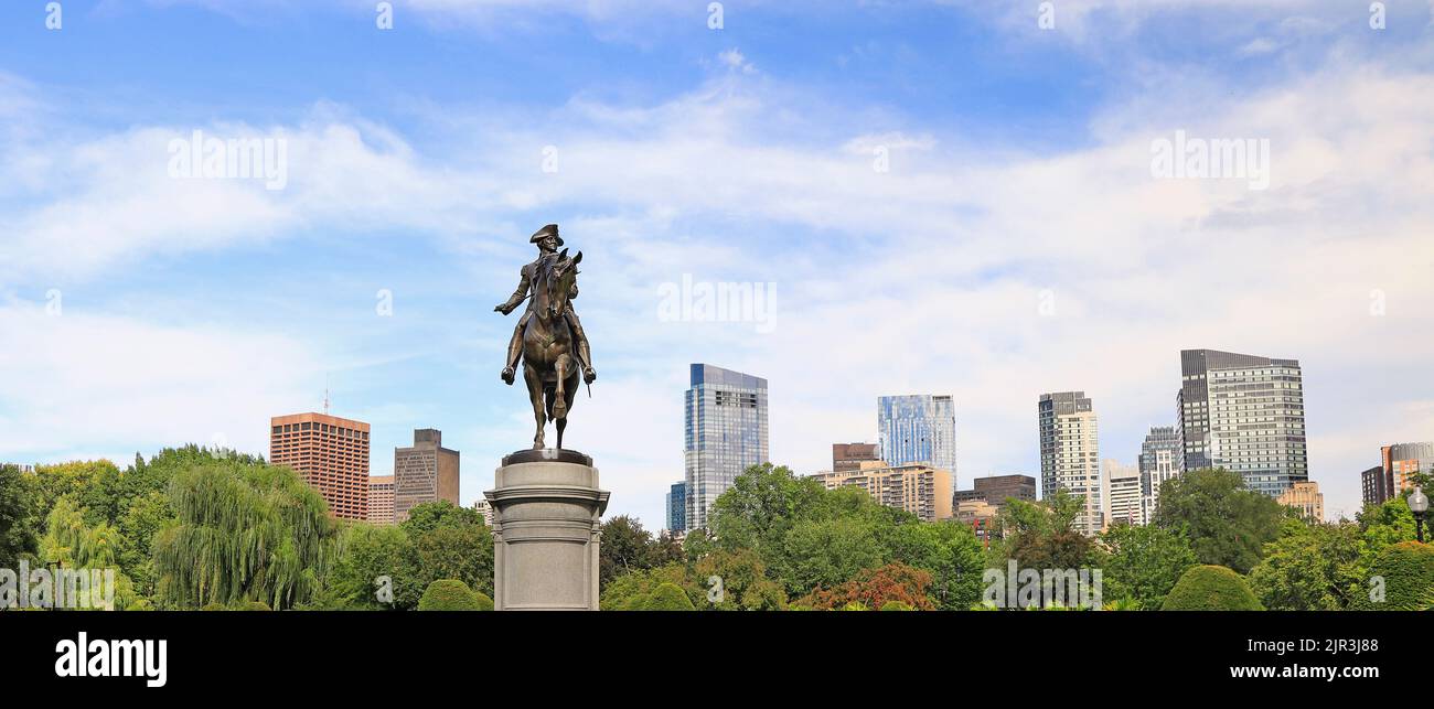 George Washington Statue und Boston Skyline im Public Garden, USA Stockfoto