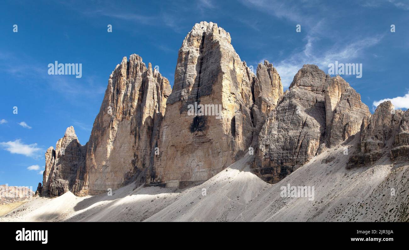 Drei Zinnen oder Tre Cime di Lavaredo mit grüner Wiese und schönem Himmel, Sextener Dolomiten oder Dolomiti di Sexten, Südtirol, Dolomiten Berge wetteifern Stockfoto