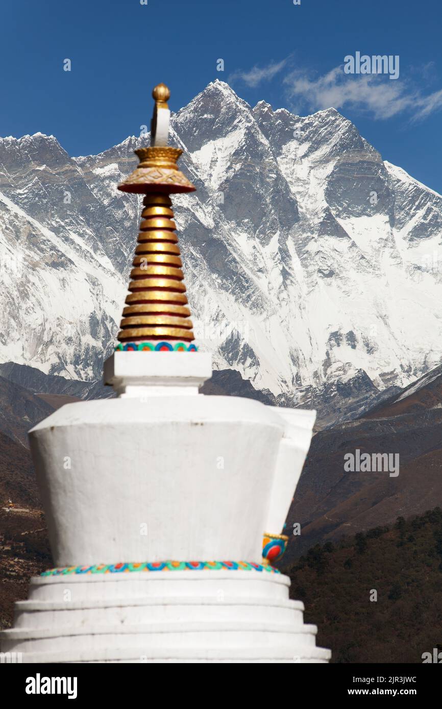 Stupa und Lhotse vom Kloster Tengboche mit wunderschönem Himmel - Weg zum Everest-Basislager, Sagarmatha-Nationalpark, Khumbu-Tal, Nepal Stockfoto