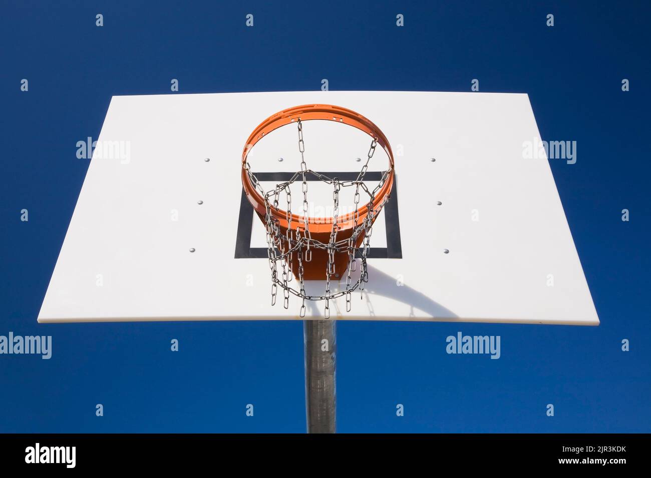 Basketballkorb gegen einen blauen Himmel. Stockfoto