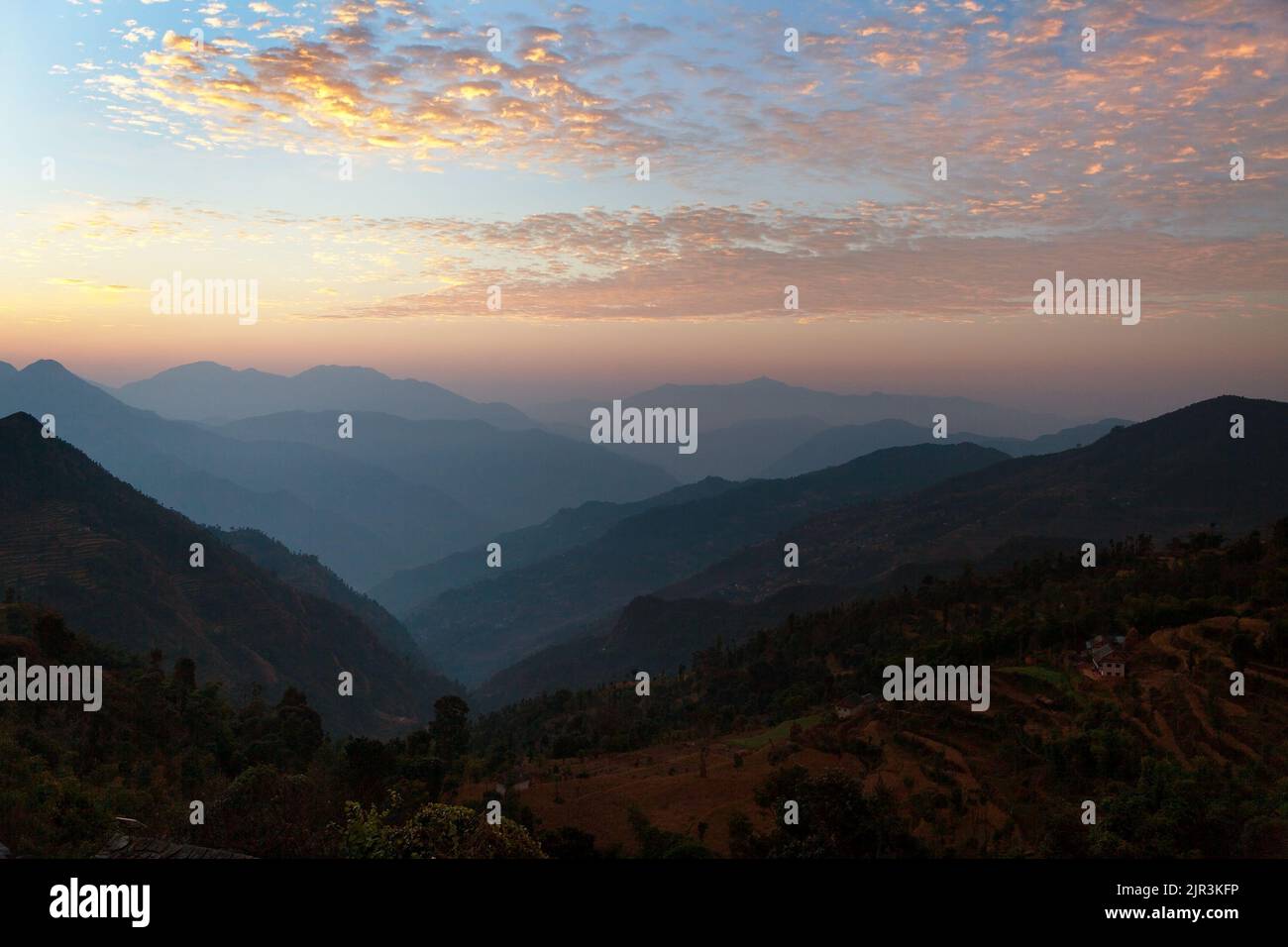 Blick auf den blauen Horizont im Himalaya und die roten Wolken am Abend Stockfoto