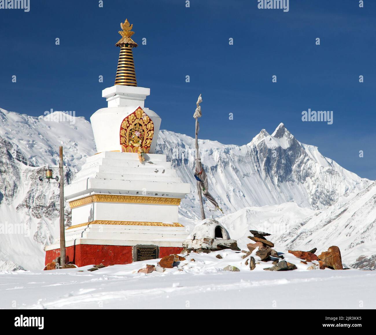 Blick auf die weiße buddhistische Stupa in der Nähe des Eissees (Kicho Tal) und den Berg Khangsar Kang, Annapurna Range, Nepal Stockfoto
