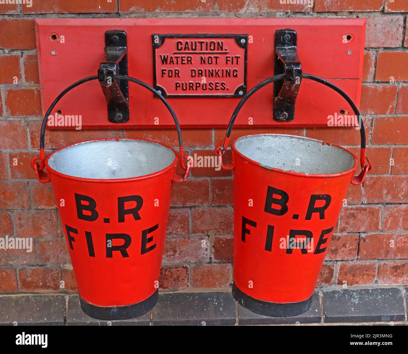 British Rail Feuereimer. Warnschild, Vorsicht, Wasser nicht trinkbar, aus Eisen, rot lackiert Stockfoto