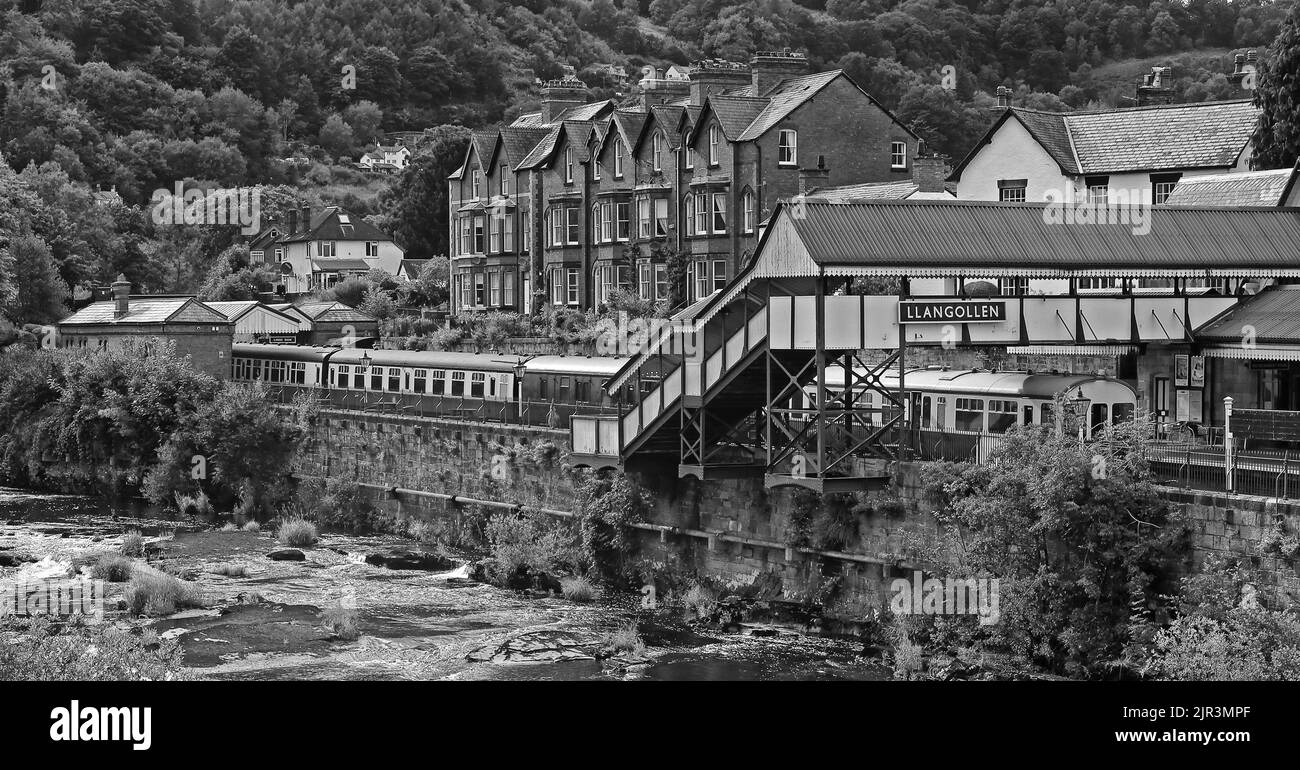 Llangollen erhaltener Bahnhof, Blick über den schnell fließenden Fluss Dee, Denbighshire, North Wales, Großbritannien, LL20 8SN Stockfoto