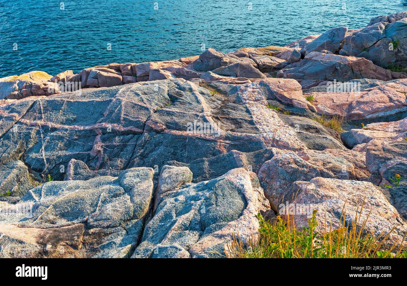 Striped Rocks an einer entleerten Küste im Cape Breton Highlands National Park in Nova Scotia Stockfoto