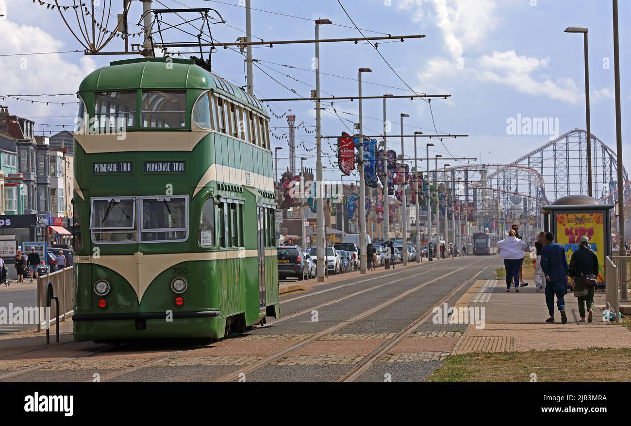 Green and Creme Blackpool Ballon Tram 700, auf seiner Promenade Tour, Richtung Starr Gate, Blackpool, Lancashire, England, UK, FY1 4BJ Stockfoto