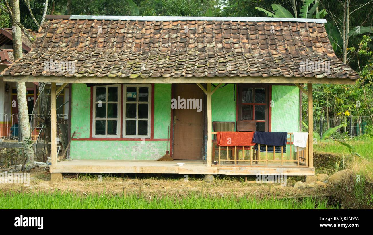Stelzenhaus (Rumah panggung), das Stelzenhaus ist ein traditionelles Haus des sundanischen Stammes in Indonesien, heute ist es sehr selten und fast niemand in Stockfoto