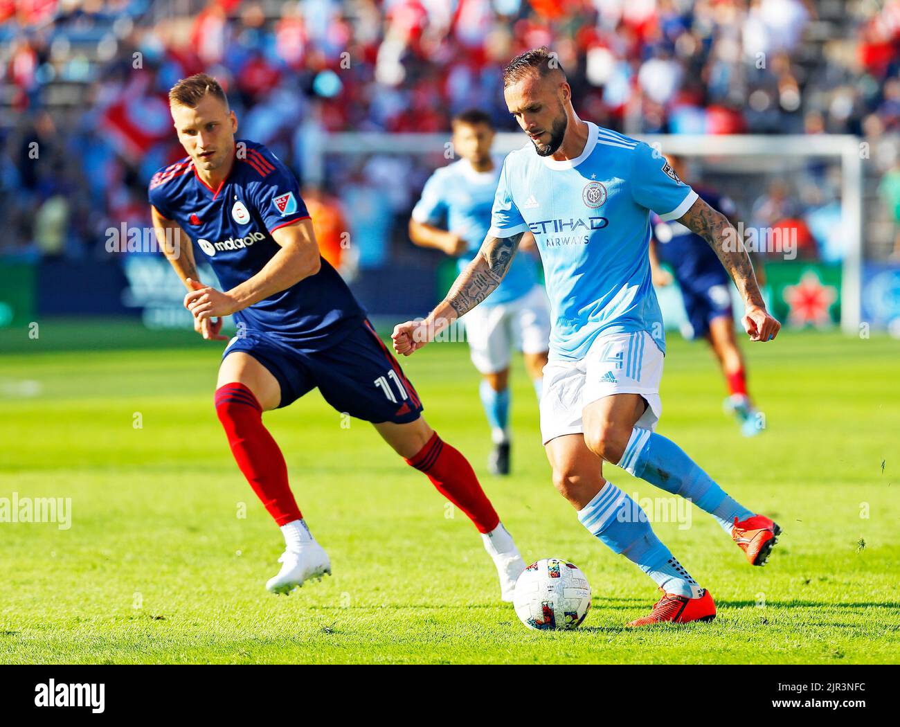 Chicago, USA, 21. August 2022. Maxime Chanot (4) des New York City FC (Major League Soccer, MLS) spielt den Ball gegen den Chicago Fire FC im SeatGeek Stadium in Bridgeview, IL, USA. Kredit: Tony Gadomski / All Sport Imaging / Alamy Live Nachrichten Stockfoto