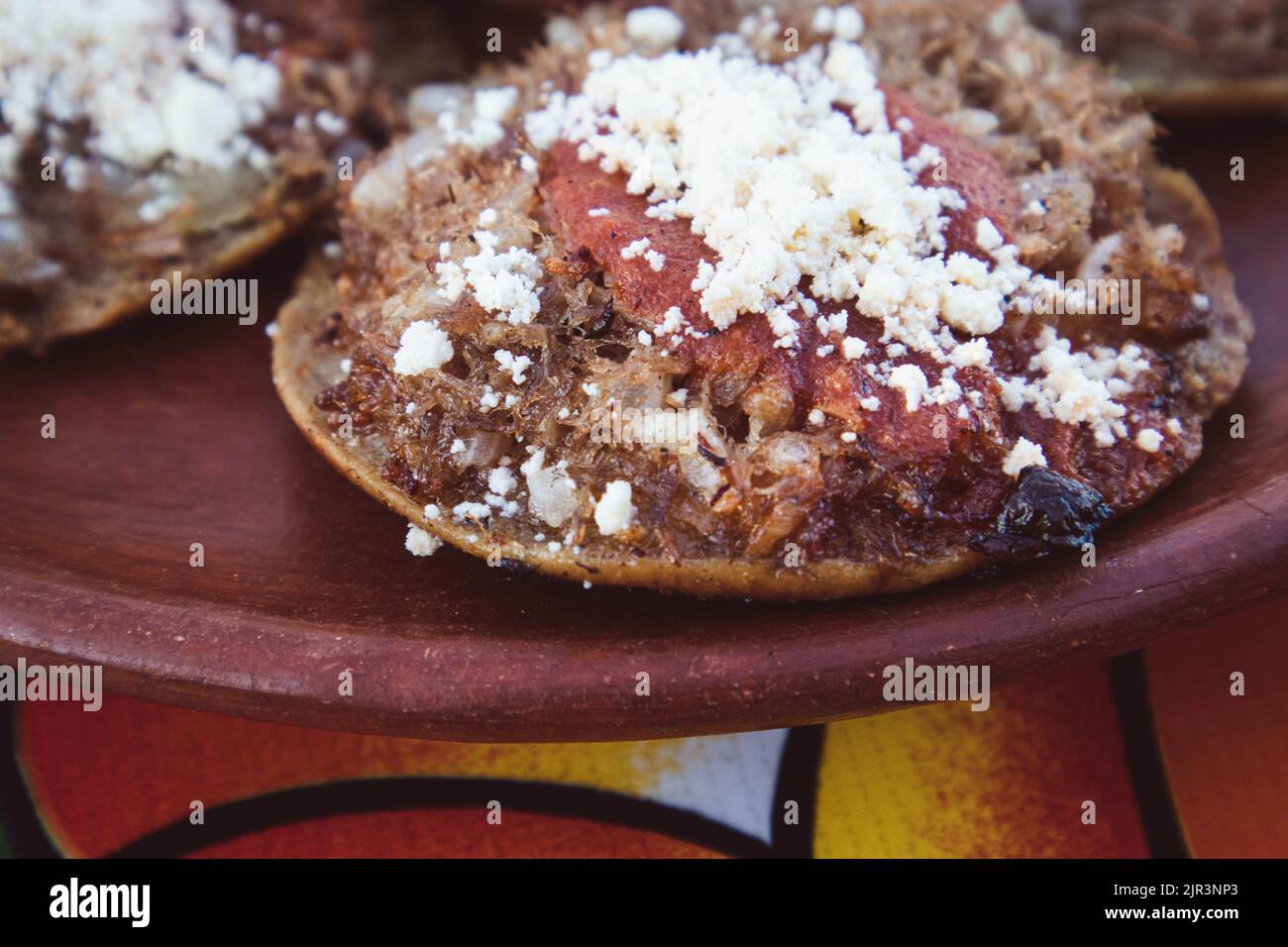 Garnachas auf dem Tisch in einem Oaxacan-Restaurant in Oaxaca, Mexiko - Nahaufnahme Stockfoto