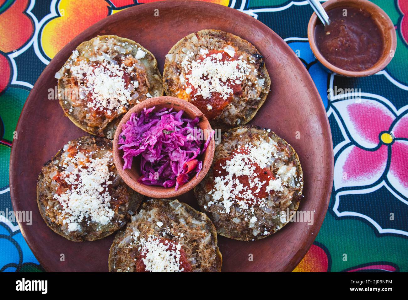 Garnachas auf dem Tisch in einem Oaxacan-Restaurant in Oaxaca, Mexiko - oben Stockfoto