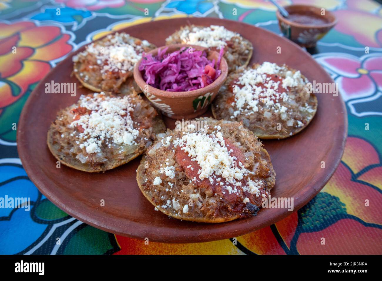Garnachas auf dem Tisch in einem Restaurant in Oaxaca, Mexiko Stockfoto