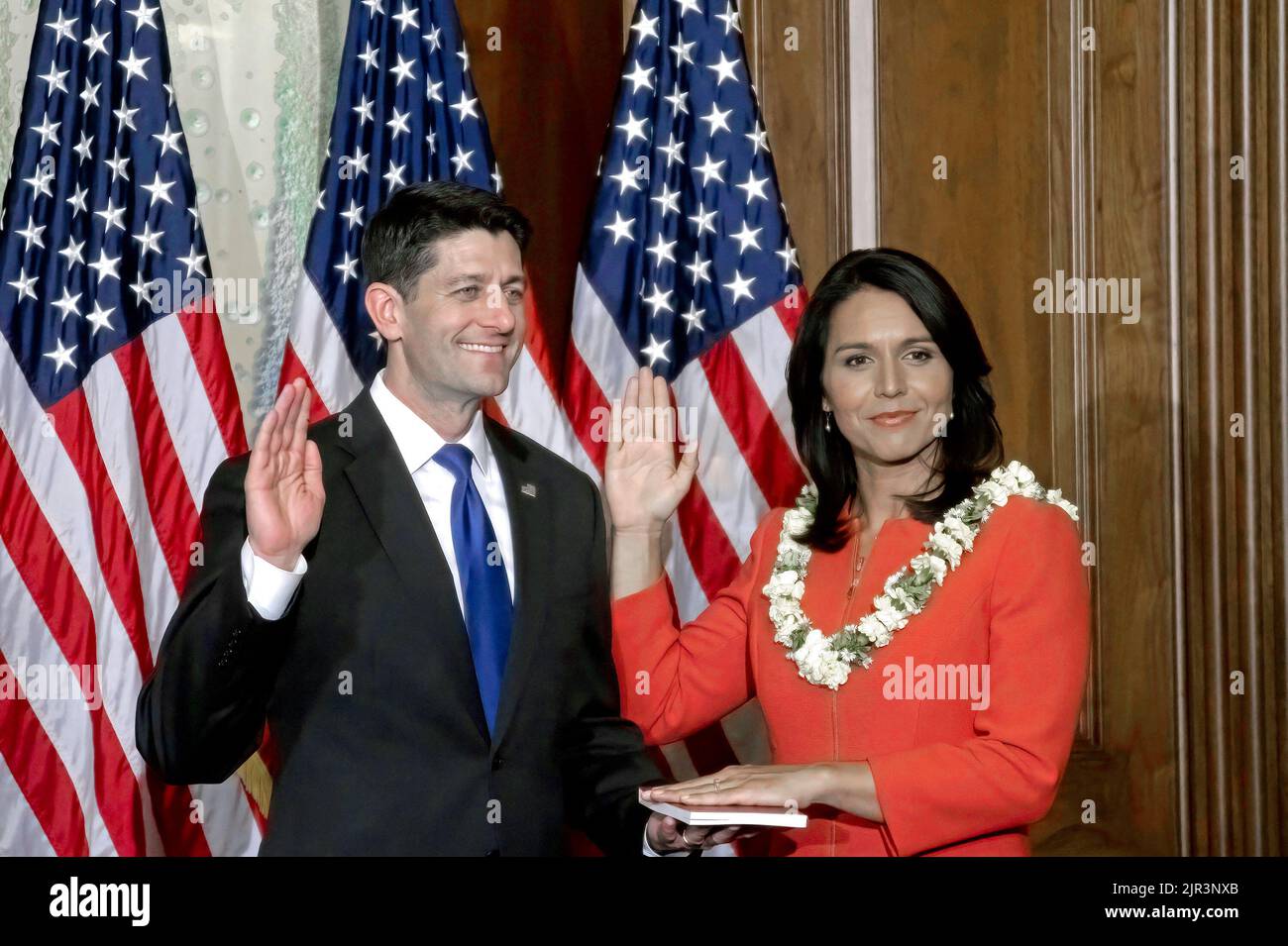 WASHINGTON DC - 3. JANUAR 2017 Sprecher des Repräsentantenhauses Paul Ryan übergibt den Amtseid an die Kongressabgeordnete Tulsi Gabbard (D-HI) im Rahmen der Feierlichkeiten am Eröffnungstag der Kongresssitzung 115. Stockfoto