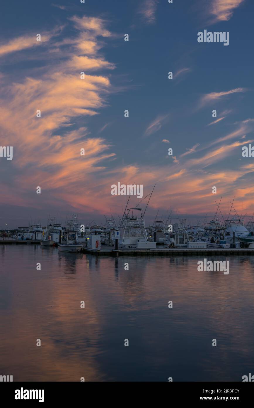 Dramatische Wolken bei Sonnenuntergang, Indian River Marina, Delaware Seashore State Park, Delaware Stockfoto